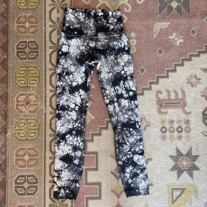 lululemon Wunder Under 25” Luxtreme size 2 in Black & White Shibori